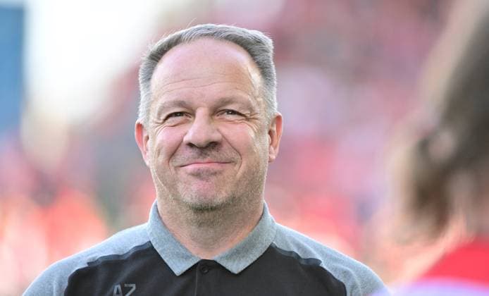 12.04.2024 - Fussball - Saison 2023 2024 - 2. Fussball - Bundesliga - 29. Spieltag: SpVgg Greuther Fürth ( Kleeblatt ) - 1. FC Kaiserslautern Lautern FCK ( Rote Teufel ) - Sportfoto Zink MeZi - xmexzix - DFL regulations prohibit any use of photographs as image sequences and or quasi-video - only for editorial use - Alexander Zorniger ( Trainer SpVgg Greuther Fürth ) zufrieden vor Spielbeginn