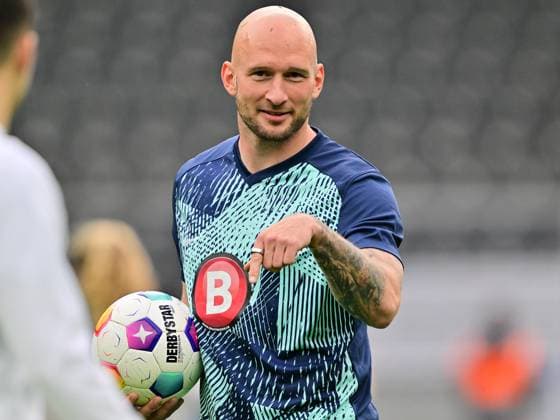 Toni Leistner (Hertha BSC, 37), GER, Hertha BSC vs. FC Hansa Rostock, Fussball Herren, 2. Bundesliga, Saison 2023 2024, 29. Spieltag, 12.04.2024. (DFL REGULATIONS PROHIBIT ANY USE OF PHOTOGRAPHS AS IMAGE SEQUENCES AND OR QUASI - VIDEO). GER, Hertha BSC vs. FC Hansa Rostock, Fussball Herren, 2. Bundesliga, Saison 2023 2024, 29. Spieltag, 12.04.2024. Berlin *** Toni Leistner Hertha BSC, 37 , GER, Hertha BSC vs FC Hansa Rostock, Soccer Men, 2 Bundesliga, Season 2023 2024, 29 Matchday, 12 04 2024 DFL REGULATIONS PROHIBIT ANY USE OF PHOTOGRAPHS AS IMAGE SEQUENCES AND OR QUASI VIDEO GER, Hertha BSC vs FC Hansa Rostock, Soccer Men, 2 Bundesliga, Season 2023 2024, 29 Matchday, 12 04 2024 Berlin Copyright: xEibner-Pressefotox xClaudiusxRaux EP_CRH