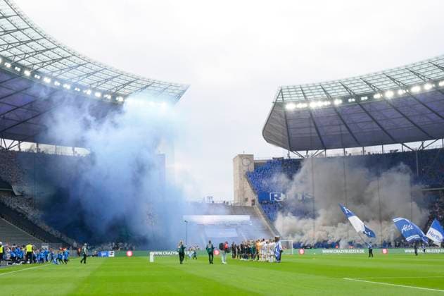 Pyroaktion, zu Beginn des Spiels im Fanblock der Rostocker, Nebel, Qualm, Feuerwerk, Hertha BSC - FC Hansa Rostock, 2. Bundesliga, Fussball, DFB, Spielzeit 2023 2024, 29. Spieltag, Olympia - Stadion Berlin, DFB DFL REGULATIONS PROHIBIT ANY USE OF PHOTOGRAPHS AS IMAGE SEQUENCES AND OR QUASI-VIDEO, 12.04. 2024,