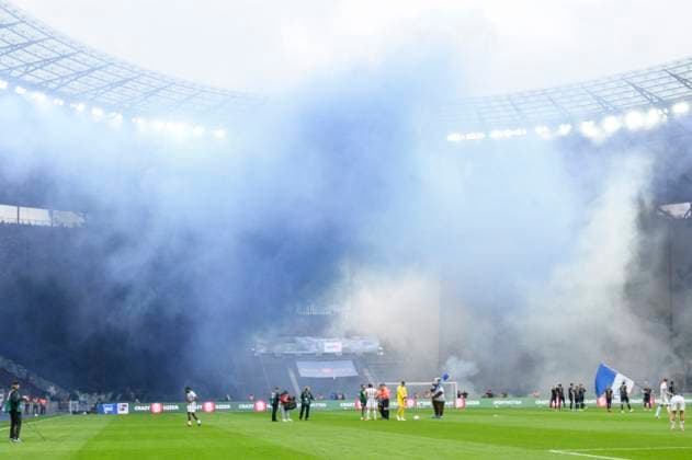 Pyroaktion, zu Beginn des Spiels im Fanblock der Rostocker, Nebel, Qualm, Feuerwerk, Hertha BSC - FC Hansa Rostock, 2. Bundesliga, Fussball, DFB, Spielzeit 2023 2024, 29. Spieltag, Olympia - Stadion Berlin, DFB DFL REGULATIONS PROHIBIT ANY USE OF PHOTOGRAPHS AS IMAGE SEQUENCES AND OR QUASI-VIDEO, 12.04. 2024,