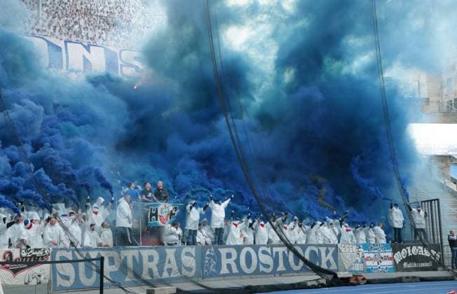 Pyrotechnik, Bengalos, Feuerwerk, Rauchschwaden der Rostocker Ultras verzögern den Spieleginn Fußball Fussball DFL 2.Bundesliga Herren 29.Spieltag Saison 2023 2024 12.04.2024 Hertha BSC Berlin vs. FC Hansa Rostock DFL regulations prohibit any use of photographs as image sequences and or quasi-video
