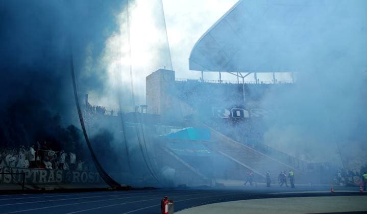 Pyrotechnik, Bengalos, Feuerwerk, Rauchschwaden der Rostocker Ultras verzögern den Spieleginn Fußball Fussball DFL 2.Bundesliga Herren 29.Spieltag Saison 2023 2024 12.04.2024 Hertha BSC Berlin vs. FC Hansa Rostock DFL regulations prohibit any use of photographs as image sequences and or quasi-video