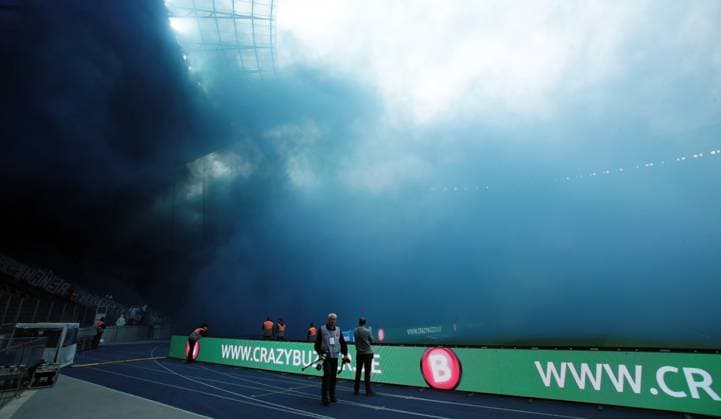 Pyrotechnik, Bengalos, Feuerwerk, Rauchschwaden der Rostocker Ultras verzögern den Spieleginn Fußball Fussball DFL 2.Bundesliga Herren 29.Spieltag Saison 2023 2024 12.04.2024 Hertha BSC Berlin vs. FC Hansa Rostock DFL regulations prohibit any use of photographs as image sequences and or quasi-video