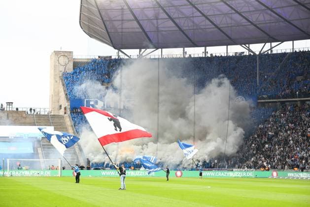 12.04.2024, xtgx, Fussball 2. Bundesliga, Hertha BSC - Hansa Rostock emspor, v.l. Rostock Fans zuenden Pyro, Pyrotechnik, Rauch, Nebel (DFL DFB REGULATIONS PROHIBIT ANY USE OF PHOTOGRAPHS as IMAGE SEQUENCES and or QUASI-VIDEO) Berlin
