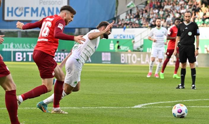 12.04.2024 - Fussball - Saison 2023 2024 - 2. Fussball - Bundesliga - 29. Spieltag: SpVgg Greuther Fürth ( Kleeblatt ) - 1. FC Kaiserslautern Lautern FCK ( Rote Teufel ) - Sportfoto Zink - xwoxzix - DFL regulations prohibit any use of photographs as image sequences and or quasi-video - only for editorial use - Simon Asta (2, SpVgg Greuther Fürth ) Julian Niehues (16, 1. FC Kaiserslautern FCK ) Szene zu gelbe Karte Gelb für Simon Asta (2, SpVgg Greuther Fürth ) wegen Schwalbe