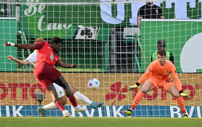 Sport Bilder des Tages 12.04.2024 - Fussball - Saison 2023 2024 - 2. Fussball - Bundesliga - 29. Spieltag: SpVgg Greuther Fürth ( Kleeblatt ) - 1. FC Kaiserslautern Lautern FCK ( Rote Teufel ) - Sportfoto Zink - xwoxzix - DFL regulations prohibit any use of photographs as image sequences and or quasi-video - only for editorial use - Ragnar Ache (9, 1. FC Kaiserslautern FCK ) Jonas Urbig (40, SpVgg Greuther Fürth )