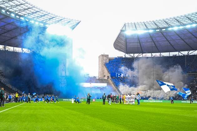 2. Bundesliga - Hertha BSC Berlin - FC Hansa Rostock am 12.04.2024 im Olympiastadion in Berlin Fans des FC Hansa Rostock zuenden Rauch.