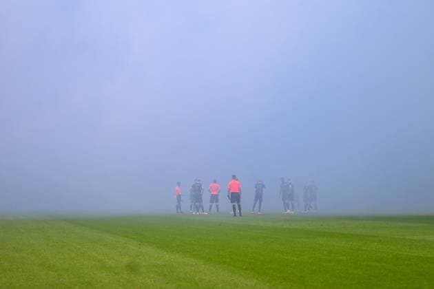 Sport Bilder des Tages 2. Bundesliga - Hertha BSC Berlin - FC Hansa Rostock am 12.04.2024 im Olympiastadion in Berlin Fans des FC Hansa Rostock zuenden Rauch.