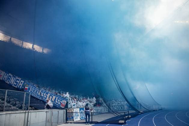 2. Fußball Bundesliga, Hertha BSC vs Hansa Rostock; Berlin, 12.04.2024 FC Hansa Rostock Fans Ultras mit zünden Pyro Pyrotechnik Bengalos 2. Fußball Bundesliga, Hertha BSC vs Hansa Rostock, Olympiastadion, Berlin, 12.04.2024 DFL REGULATIONS PROHIBIT ANY USE OF PHOTOGRAPHS AS IMAGE SEQUENCES AND OR QUASI-VIDEO.