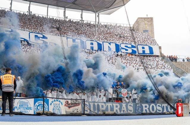 Sport Bilder des Tages Fussball, Herren, Saison 2023 2024, 2. Bundesliga (29. Spieltag), Hertha BSC - F.C. Hansa Rostock, Fans von Hansa zünden Pyrotechnik, 12.04. 2024,