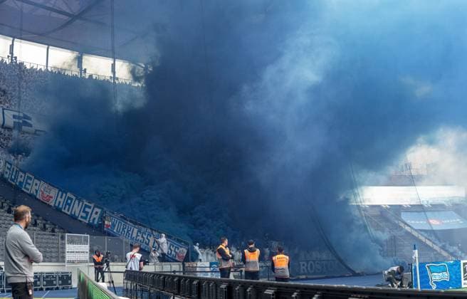 Fussball, Herren, Saison 2023 2024, 2. Bundesliga (29. Spieltag), Hertha BSC - F.C. Hansa Rostock, Fans von Hansa zünden Pyrotechnik, 12.04. 2024,