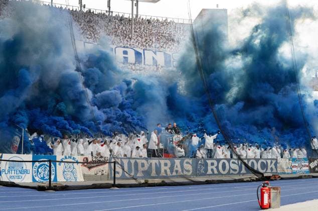Fussball, Herren, Saison 2023 2024, 2. Bundesliga (29. Spieltag), Hertha BSC - F.C. Hansa Rostock, Fans von Hansa zünden Pyrotechnik, 12.04. 2024,