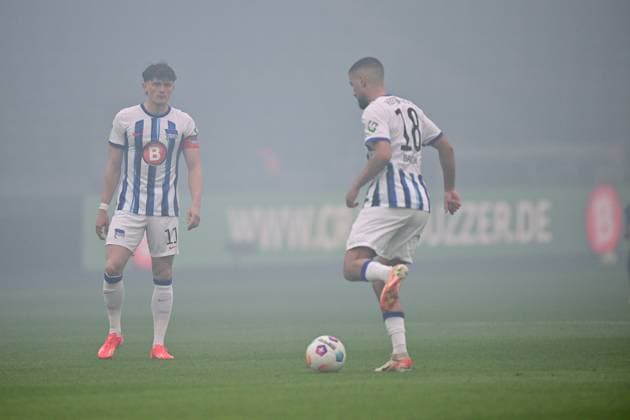 Fabian Reese (Hertha BSC, 11), Aymane Barkok (Hertha BSC, 18), Pyrotechnik, Fans FC Hansa Rostock, GER, Hertha BSC vs. FC Hansa Rostock, Fussball Herren, 2. Bundesliga, Saison 2023 2024, 29. Spieltag, 12.04.2024. (DFL REGULATIONS PROHIBIT ANY USE OF PHOTOGRAPHS AS IMAGE SEQUENCES AND OR QUASI - VIDEO). GER, Hertha BSC vs. FC Hansa Rostock, Fussball Herren, 2. Bundesliga, Saison 2023 2024, 29. Spieltag, 12.04.2024. Berlin