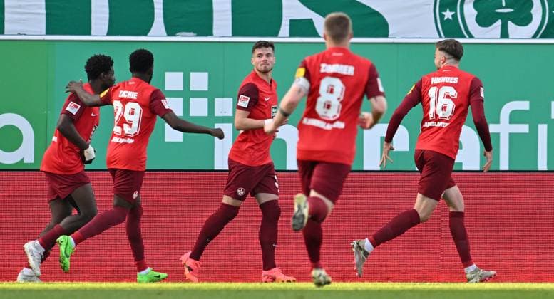 12.04.2024 - Fussball - Saison 2023 2024 - 2. Fussball - Bundesliga - 29. Spieltag: SpVgg Greuther Fürth ( Kleeblatt ) - 1. FC Kaiserslautern Lautern FCK ( Rote Teufel ) - Sportfoto Zink - xwoxzix - DFL regulations prohibit any use of photographs as image sequences and or quasi-video - only for editorial use - Torjubel Jubel Freude nach Treffer Tor Torschuß zum 0:1 - Jan Elvedi (33, 1. FC Kaiserslautern FCK )