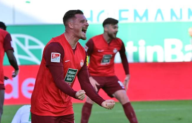 Sport Bilder des Tages 12.04.2024 - Fussball - Saison 2023 2024 - 2. Fussball - Bundesliga - 29. Spieltag: SpVgg Greuther Fürth ( Kleeblatt ) - 1. FC Kaiserslautern Lautern FCK ( Rote Teufel ) - Sportfoto Zink MeZi - xmexzix - DFL regulations prohibit any use of photographs as image sequences and or quasi-video - only for editorial use - Torjubel Jubel Freude nach Treffer Tor Torschuß zum 0:1 - Marlon Ritter (7, 1. FC Kaiserslautern FCK )
