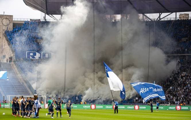 Berlin, 12.04.2024, Fussball, 2.Bundesliga, 29. Spieltag, Hertha BSC - Hansa Rostock, Olympiastadion. Fans von Hansa Rostock zuenden Bengalisches Feuer im Gaesteblock des Stadions. DFL regulations and DFB regulations prohibit any use of photographs as image sequences and or quasi-video, Foto: Andreas Gora Hertha BSC - Hansa Rostock