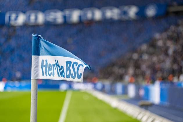 Berlin, Deutschland 12. April 2024: 2. BL - 2023 2024 - Hertha BSC vs. FC Hansa Rostock Im Bild: Hertha Eckfahne, im Hintergrund Rostock DFL regulations prohibit any use of photographs as image sequences and or quasi-video.