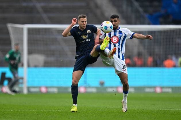 2. Bundesliga - Hertha BSC Berlin - FC Hansa Rostock am 12.04.2024 im Olympiastadion in Berlin Aymane Barkok (Hertha BSC Berlin) im Zweikampf gegen Dennis Dressel (Rostock)