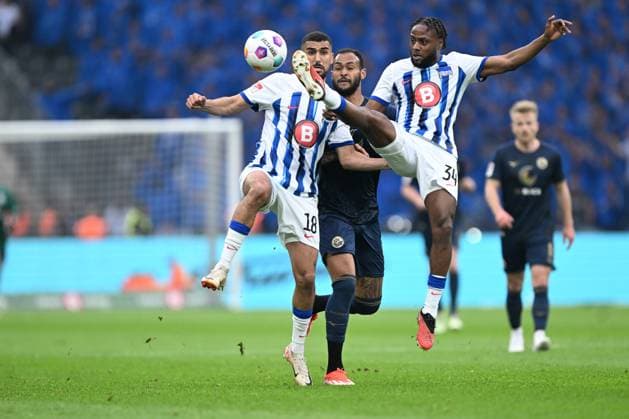 2. Bundesliga - Hertha BSC Berlin - FC Hansa Rostock am 12.04.2024 im Olympiastadion in Berlin Aymane Barkok (Hertha BSC Berlin) im Zweikampf gegen Junior Brumado (Rostock) im Zweikampf gegen Deyovaisio Zeefuik (Hertha BSC Berlin)
