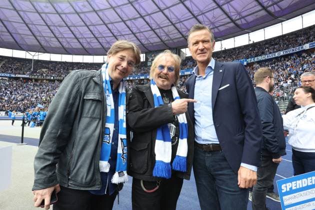 DEU, DFL, 2. FBL, Hertha BSC vs. Hansa Rostock, 12.04.2024, Berliner Olympiastadion, Berlin, DEU, DFL, 2. FBL, Hertha BSC vs. Hansa Rostock, im Bild Frank Zander, Thomas Herrich (Hertha Geschaeftsleitung) DFL - regulations prohibit any use of Photographs as image sequences and or quasi-video Foto: Juergen Engler nordphoto GmbH