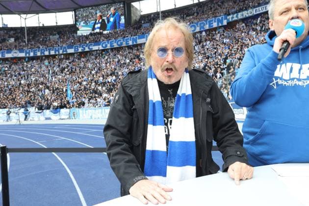 DEU, DFL, 2. FBL, Hertha BSC vs. Hansa Rostock, 12.04.2024, Berliner Olympiastadion, Berlin, DEU, DFL, 2. FBL, Hertha BSC vs. Hansa Rostock, im Bild Frank Zander, DFL - regulations prohibit any use of Photographs as image sequences and or quasi-video Foto: Juergen Engler nordphoto GmbH