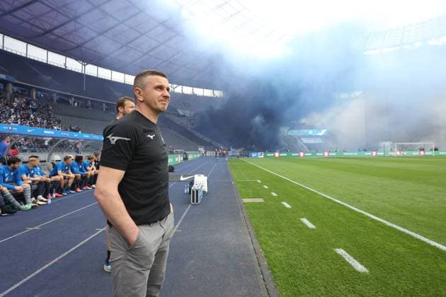 DEU, DFL, 2. FBL, Hertha BSC vs. Hansa Rostock, 12.04.2024, Berliner Olympiastadion, Berlin, DEU, DFL, 2. FBL, Hertha BSC vs. Hansa Rostock, im Bild Che, Rostocker-Fans, Pyrof, Trainer Mersad Selimbegovic (FC Hansa Rostock) DFL - regulations prohibit any use of Photographs as image sequences and or quasi-video Foto: Juergen Engler nordphoto GmbH
