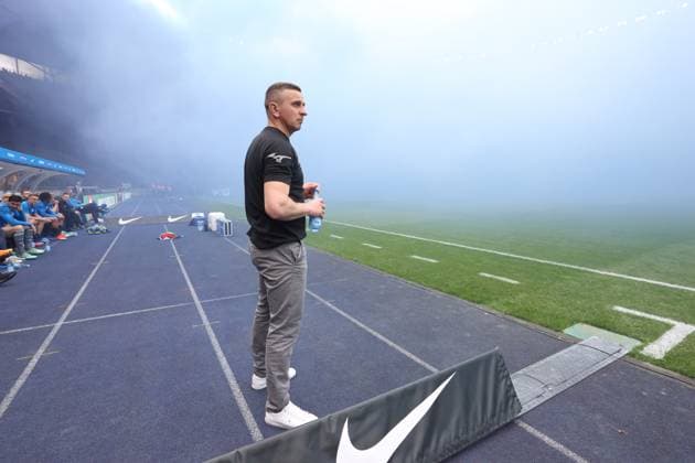 DEU, DFL, 2. FBL, Hertha BSC vs. Hansa Rostock, 12.04.2024, Berliner Olympiastadion, Berlin, DEU, DFL, 2. FBL, Hertha BSC vs. Hansa Rostock, im Bild Chef-Trainer Mersad Selimbegovic (FC Hansa Rostock), Rostocker-Fans, Pyro DFL - regulations prohibit any use of Photographs as image sequences and or quasi-video Foto: Juergen Engler nordphoto GmbH