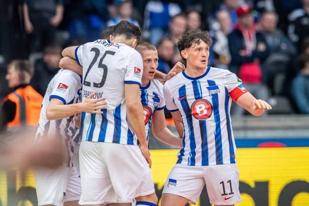 2. Fußball Bundesliga, Hertha BSC vs Hansa Rostock; Berlin, 12.04.2024 Jubel zum 1:0 durch Palko Dardai (Hertha BSC, 27), Fabian Reese (Hertha BSC, 11) 2. Fußball Bundesliga, Hertha BSC vs Hansa Rostock, Olympiastadion, Berlin, 12.04.2024 DFL REGULATIONS PROHIBIT ANY USE OF PHOTOGRAPHS AS IMAGE SEQUENCES AND OR QUASI-VIDEO.