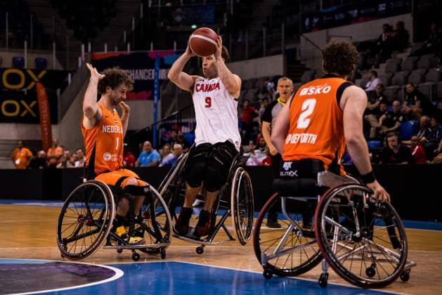 2024 IWBF Men’s Repechage: Kanda - Niederlande; 12.04.2024 Robin Poggenwisch (Niederlande, 1), Colin Higgins (Kanada, 9) am Ball 2024 IWBF Men’s Repechage: Kanda - Niederlande, Azur Arena, Antibes Copyright: xBEAUTIFULxSPORTS Wunderlx