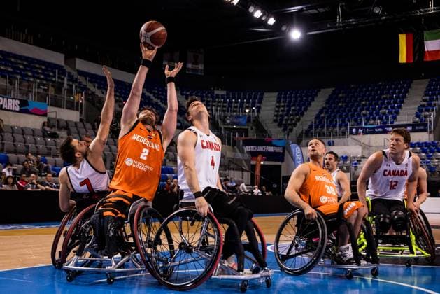 2024 IWBF Men’s Repechage: Kanda - Niederlande; 12.04.2024 Vincent Dallaire (Kanada, 7), Mendel Op Den Orth (Niederlande, 2) im Wurf, Nikola Goncin (Kanada, 4) 2024 IWBF Men’s Repechage: Kanda - Niederlande, Azur Arena, Antibes Copyright: xBEAUTIFULxSPORTS Wunderlx