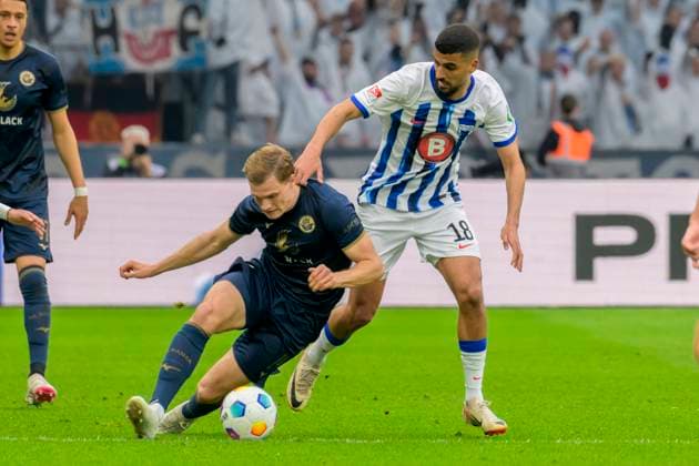 v.l. Svante Ingelsson (FC Hansa Rostock, 14), Aymen Barkok (Hertha BSC, 18), Zweikampf, Action, Kampf, Hertha BSC - FC Hansa Rostock, 2. Bundesliga, Fussball, DFB, Spielzeit 2023 2024, 29. Spieltag, Olympia - Stadion Berlin, DFB DFL REGULATIONS PROHIBIT ANY USE OF PHOTOGRAPHS AS IMAGE SEQUENCES AND OR QUASI-VIDEO, 12.04. 2024,