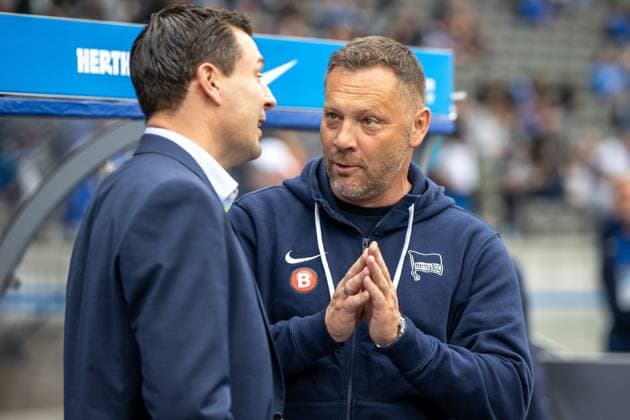 Berlin, 12.04.2024, Fussball, 2.Bundesliga, 29. Spieltag, Hertha BSC - Hansa Rostock, Olympiastadion. Trainer Pal Dardai von Hertha BSC lacht im Gespraech mit Benjamin Weber (l), Sportdirektor von Hertha BSC. DFL regulations and DFB regulations prohibit any use of photographs as image sequences and or quasi-video, Foto: Andreas Gora Hertha BSC - Hansa Rostock