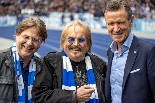 Berlin, 12.04.2024, Fussball, 2.Bundesliga, 29. Spieltag, Hertha BSC - Hansa Rostock, Olympiastadion. Frank Zander (M) und Thomas E. Herrich (r), Geschaeftsfuehrer von Hertha BSC, vor Spielbeginn DFL regulations and DFB regulations prohibit any use of photographs as image sequences and or quasi-video, Foto: Andreas Gora Hertha BSC - Hansa Rostock