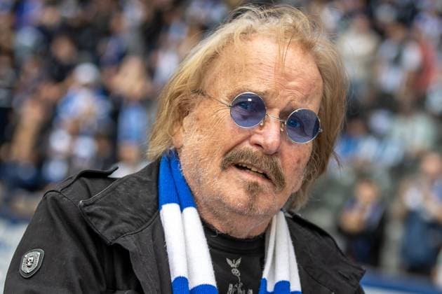 Berlin, 12.04.2024, Fussball, 2.Bundesliga, 29. Spieltag, Hertha BSC - Hansa Rostock, Olympiastadion. Frank Zander vor Spielbeginn DFL regulations and DFB regulations prohibit any use of photographs as image sequences and or quasi-video, Foto: Andreas Gora Hertha BSC - Hansa Rostock