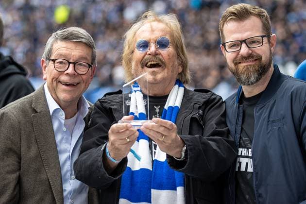 Berlin, 12.04.2024, Fussball, 2.Bundesliga, 29. Spieltag, Hertha BSC - Hansa Rostock, Olympiastadion. Frank Zander (M) vor Spielbeginn DFL regulations and DFB regulations prohibit any use of photographs as image sequences and or quasi-video, Foto: Andreas Gora Hertha BSC - Hansa Rostock