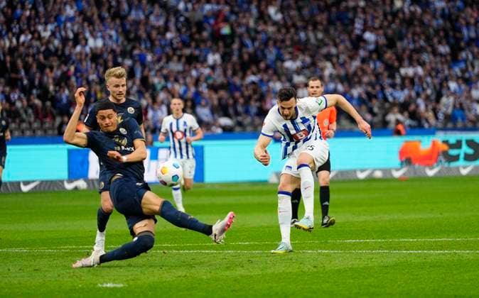 Germany, Berlin, 12.04.2024, Olympic Stadium, Hertha BSC vs FC Hansa Rostock - 2. Bundesliga, Haris Tabakovic (Hertha Berlin) controls the ball Berlin Olympic Stadium Berlin Germany