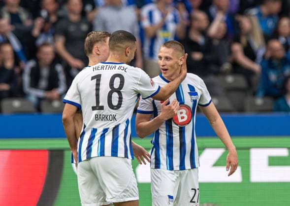 Fussball, Herren, Saison 2023 2024, 2. Bundesliga (29. Spieltag), Hertha BSC - F.C. Hansa Rostock, v.l. Marten Winkler (Hertha BSC), Aymen Barkok (Hertha BSC), Palko Dardai (Hertha BSC), Jubel nach Tor zum 1:0, 12.04. 2024,