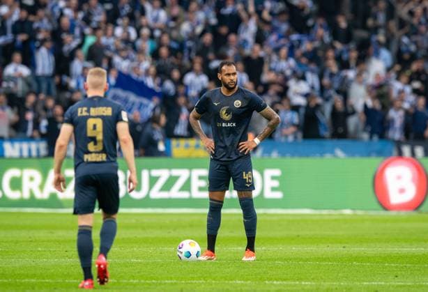 Fussball, Herren, Saison 2023 2024, 2. Bundesliga (29. Spieltag), Hertha BSC - F.C. Hansa Rostock, v.l. Kai Pröger (Hansa Rostock), Junior Brumado (Hansa Rostock), Enttäuschung nach Gegentor zum 1:0, 12.04. 2024,
