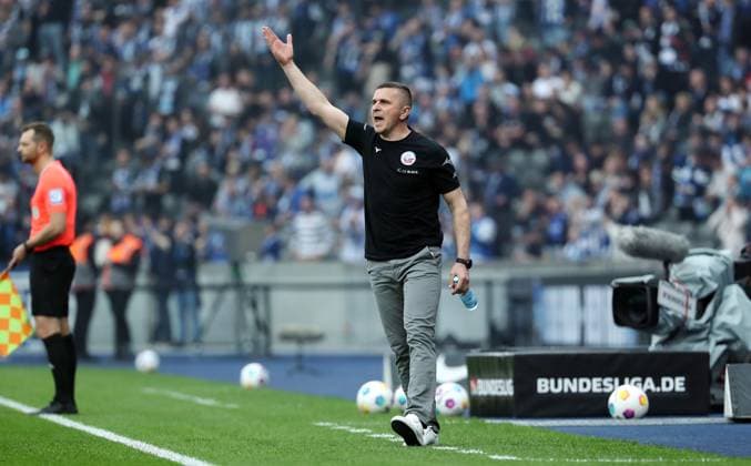 Trainer Mersad Selimbegovic zeigend, gestikulierend Einzelbild Freisteller Aktion Fußball Fussball DFL 2.Bundesliga Herren 29.Spieltag Saison 2023 2024 12.04.2024 Hertha BSC Berlin vs. FC Hansa Rostock DFL regulations prohibit any use of photographs as image sequences and or quasi-video