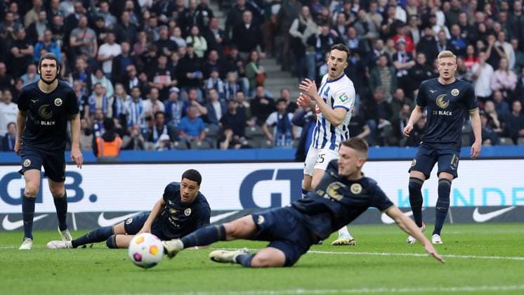 Haris Tabakovic verpasst knapp das Tor, Jonas David, Jonas David Zweikampf Spielszene Aktion Fußball Fussball DFL 2.Bundesliga Herren 29.Spieltag Saison 2023 2024 12.04.2024 Hertha BSC Berlin vs. FC Hansa Rostock DFL regulations prohibit any use of photographs as image sequences and or quasi-video