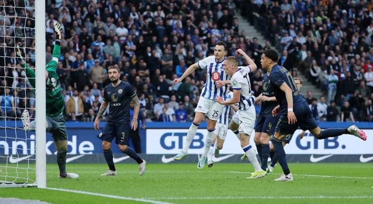 Palko Dardai erzielt das Tor zum 1:0 gegen Torwart Markus Kolke Fußball Fussball DFL 2.Bundesliga Herren 29.Spieltag Saison 2023 2024 12.04.2024 Hertha BSC Berlin vs. FC Hansa Rostock DFL regulations prohibit any use of photographs as image sequences and or quasi-video