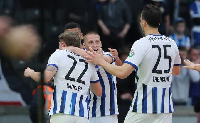 Palko Dardai jubelt nach 1:0 mit Marten Winkler, Haris Tabakovic Freude Emotion Jubel Fußball Fussball DFL 2.Bundesliga Herren 29.Spieltag Saison 2023 2024 12.04.2024 Hertha BSC Berlin vs. FC Hansa Rostock DFL regulations prohibit any use of photographs as image sequences and or quasi-video