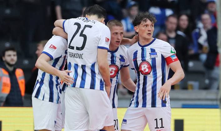 Palko Dardai jubelt nach 1:0 mit Marten Winkler, Haris Tabakovic, Fabian Reese Freude Emotion Jubel Fußball Fussball DFL 2.Bundesliga Herren 29.Spieltag Saison 2023 2024 12.04.2024 Hertha BSC Berlin vs. FC Hansa Rostock DFL regulations prohibit any use of photographs as image sequences and or quasi-video