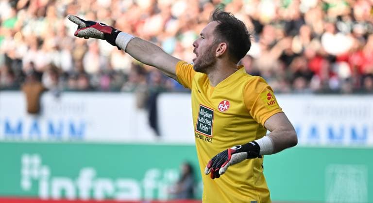 12.04.2024 - Fussball - Saison 2023 2024 - 2. Fussball - Bundesliga - 29. Spieltag: SpVgg Greuther Fürth ( Kleeblatt ) - 1. FC Kaiserslautern Lautern FCK ( Rote Teufel ) - Sportfoto Zink - xwoxzix - DFL regulations prohibit any use of photographs as image sequences and or quasi-video - only for editorial use - Robin Himmelmann (32, 1. FC Kaiserslautern FCK ) zeigt deutet