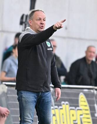 12.04.2024 - Fussball - Saison 2023 2024 - 2. Fussball - Bundesliga - 29. Spieltag: SpVgg Greuther Fürth ( Kleeblatt ) - 1. FC Kaiserslautern Lautern FCK ( Rote Teufel ) - Sportfoto Zink - xwoxzix - DFL regulations prohibit any use of photographs as image sequences and or quasi-video - only for editorial use - Alexander Zorniger ( Trainer SpVgg Greuther Fürth ) zeigt deutet