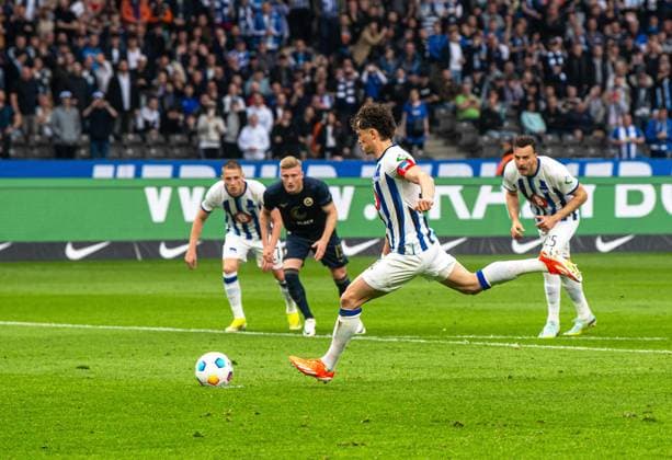 Fussball, Herren, Saison 2023 2024, 2. Bundesliga (29. Spieltag), Hertha BSC - F.C. Hansa Rostock, Fabian Reese (Hertha BSC) erzielt per Handelfmeter das Tor zum 2:0, 12.04. 2024,
