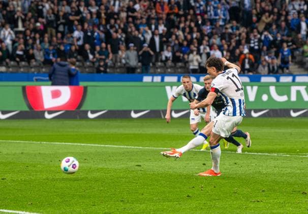 Fussball, Herren, Saison 2023 2024, 2. Bundesliga (29. Spieltag), Hertha BSC - F.C. Hansa Rostock, Fabian Reese (Hertha BSC) erzielt per Handelfmeter das Tor zum 2:0, 12.04. 2024,