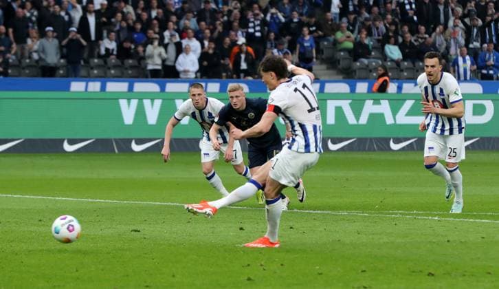 Fabian Reese schießt Elfmeter Strafstoß gegen zum 2:0 Fußball Fussball DFL 2.Bundesliga Herren 29.Spieltag Saison 2023 2024 12.04.2024 Hertha BSC Berlin vs. FC Hansa Rostock DFL regulations prohibit any use of photographs as image sequences and or quasi-video