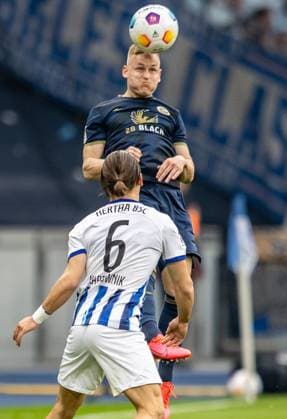 Berlin, 12.04.2024, Fussball, 2.Bundesliga, 29. Spieltag, Hertha BSC - Hansa Rostock, Olympiastadion. Kai Proeger von Hansa Rostock springt zum Kopfball gegen Berlins Michal Karbownik (l). DFL regulations and DFB regulations prohibit any use of photographs as image sequences and or quasi-video, Foto: Andreas Gora Hertha BSC - Hansa Rostock