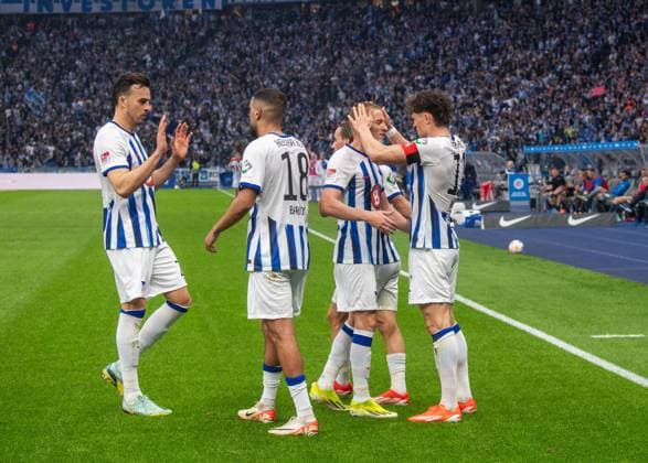 Fussball, Herren, Saison 2023 2024, 2. Bundesliga (29. Spieltag), Hertha BSC - F.C. Hansa Rostock, v.l. Haris Tabakovic (Hertha BSC), Aymen Barkok (Hertha BSC), Palko Dardai (Hertha BSC), Fabian Reese (Hertha BSC), Jubel nach Tor zum 2:0, 12.04. 2024,
